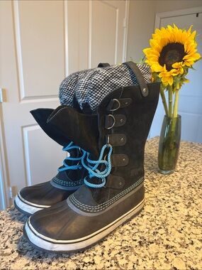 Sorel Black Winter Boots with Blue Laces